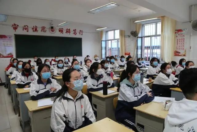 上海14岁中学生身穿校服照片，上海14岁中学生身穿“一套房”，全身价值上百万，反遭网友嘲讽 建筑工程考试 第5张