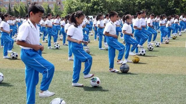 上海14岁中学生身穿校服照片，上海14岁中学生身穿“一套房”，全身价值上百万，反遭网友嘲讽 建筑工程考试 第7张